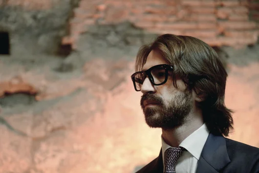 Битката за империята зад Ray-Ban все повече прилича на сюжет от Succession