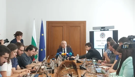 Финансовото министерство "свива" дефицита до 5,7%, като вдига осигурителната тежест и увеличава винетките с 30%