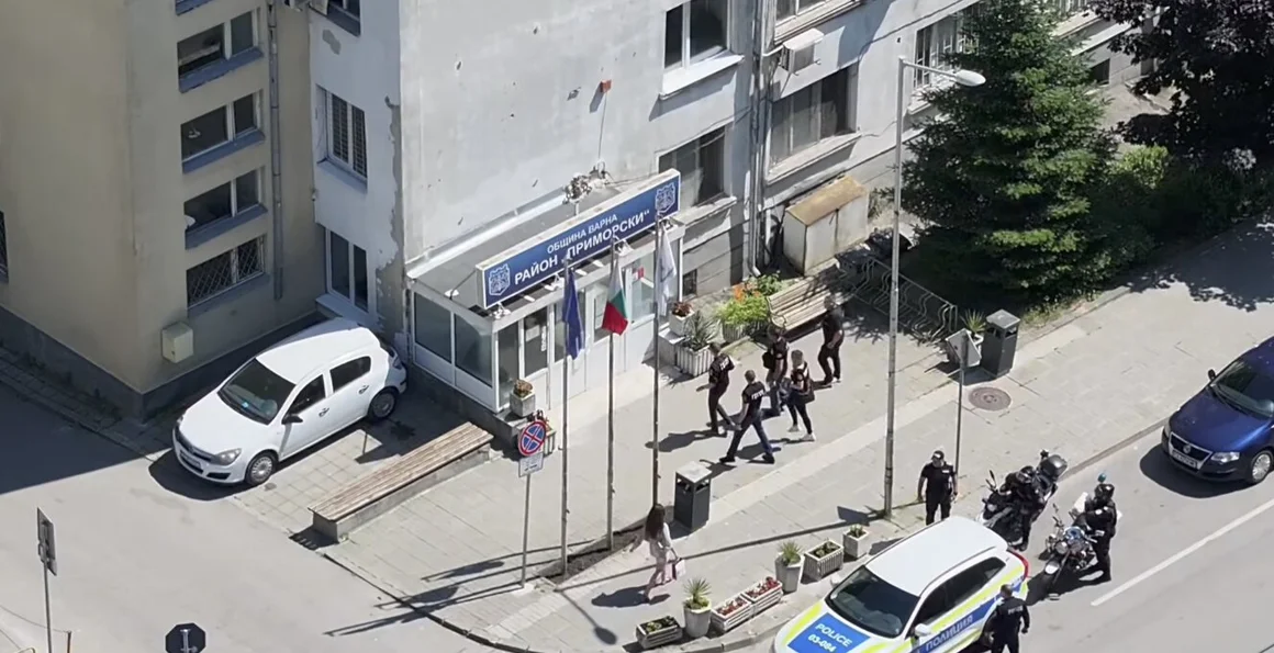Полицията влезе в Общината на район "Приморски" във Варна, седем души са задържани (Обновена)