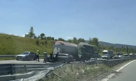 Камион отново скъса мантинела, този път на АМ „Струма“