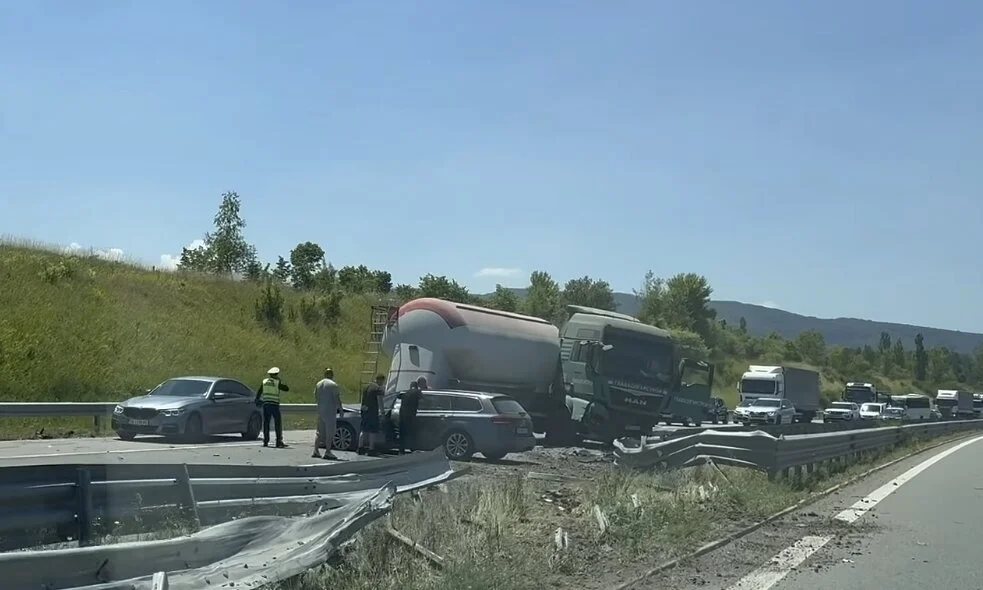 Камион отново скъса мантинела, този път на АМ „Струма“