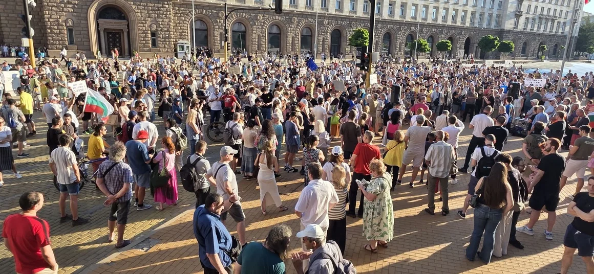 Стотици поискаха оставката на правителството в първия протест срещу Румен Радев 