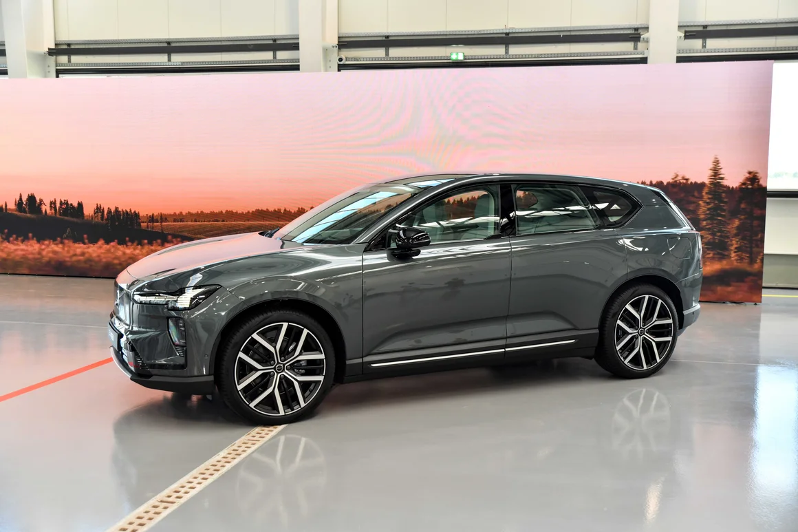 Volvo EX60 дебютира в София в самолетен хангар и това не е случайно