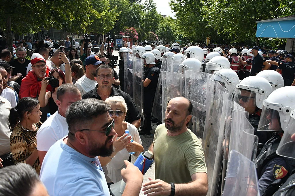 Протестите в Албания ескалираха, полицията разпръсна демонстранти с водно оръдие