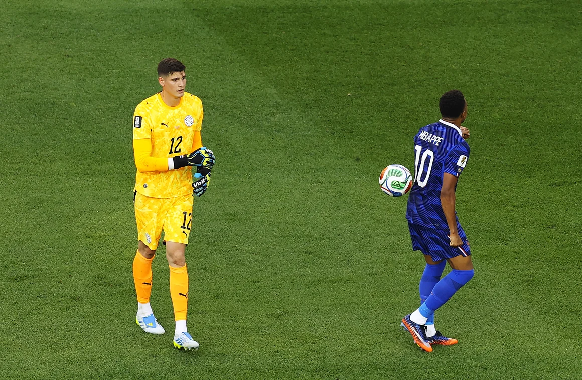 Защо вратарят на Парагвай удари Мбапе с топка в гърба след загубата от Франция