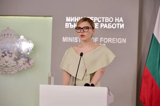 Голото рамо на външната министърка на официална среща предизвика дебат, а кадърът изчезна