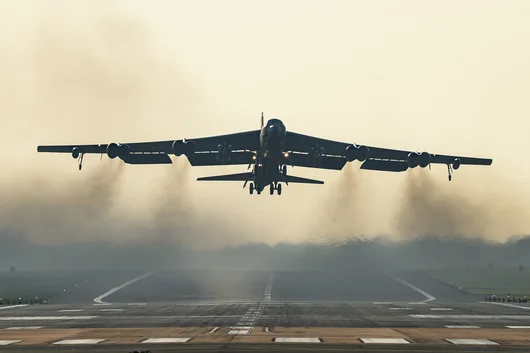 Осем души загинаха при катастрофа на бомбардировач B-52 край Лос Анджелис
