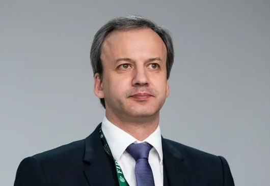 Президентът на ФИДЕ Аркадий Дворкович се оттегли, след като ЕС го санкционира заради Путин