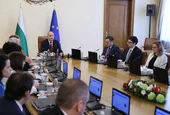 Въпреки пробития бюджет за 2026 г. кабинетът планира 5% ръст на заплатите в бюджетния сектор догодина