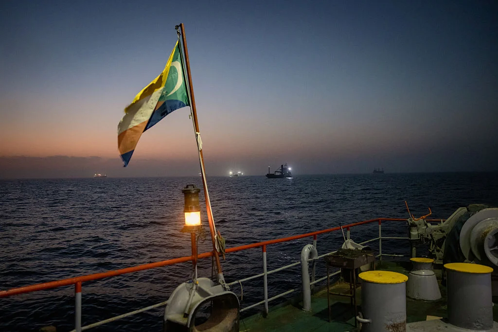 Моряк е убит след удари на Иран по танкери на ОАЕ, Тръмп поднови войната