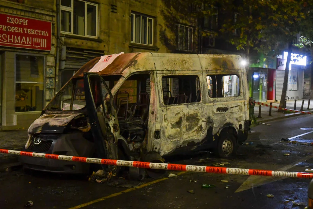 Трима души са арестувани за палежа на полицейски бусове в София