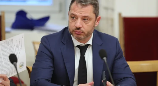 Делян Добрев и двама бивши министри ще развиват батерийни системи и дейта център