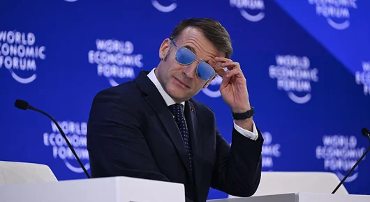 Защо френският президент Еманюел Макрон не сваля слънчевите очила в Давос