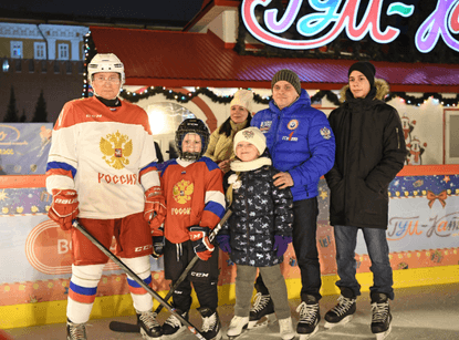 Путин отново стана хокеист - този път сбъдна коледното желание на 9-годишно момче