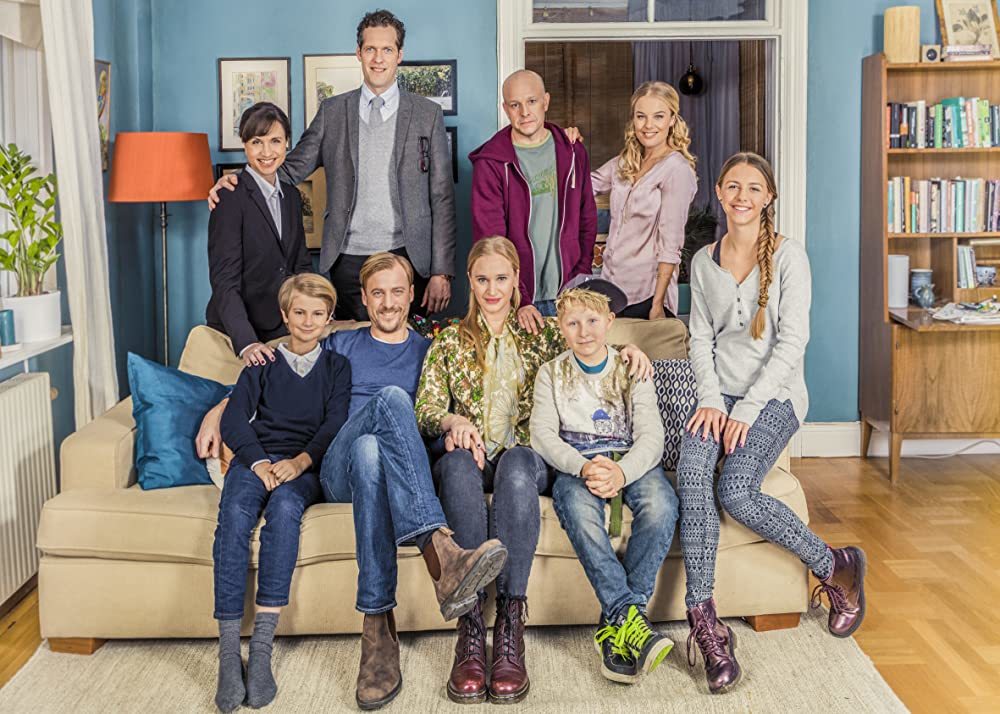<br><br>
Джейсън Катимс - създател на Away
<br><br>
<b>Сериал на 2020: Bonus Family (Netflix) </b>
<br><br>
"Bonus Family е шведски сериал за смесените семейства. Увлече ме, накара ме да се влюбя във всеки герой с недостатъци, и скоро с жена ми се почувствахме така сякаш насред обезлюдения ни пандемичен живот внезапно се запознахме с цял куп нови приятели. Сериалът е забавен, не се страхува да навлезе в неудобни теми и е дълбоко емоционален (особено в по-късните сезони). Мисля, че тайното му оръжие е в това, че макар сериалът да се "ражда" от развод, в крайна сметка се оказва колекция от прекрасни любовни истории".