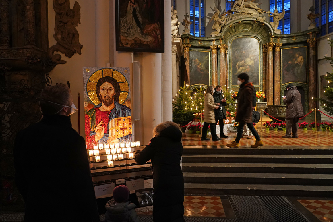 Сутрешни новини: Светът посрещна Коледа; Великобритания напуска и "Еразъм"