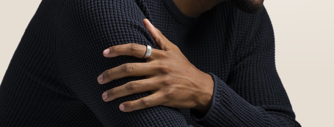 <br><br>
Oura Ring
<br><br>
Принц Хари го носи още от 2018 г., за да следи съня си и други здравословни показатели, но тази година умният пръстен се превърна в задължителен аксесоар на десетки спортисти в условията на Covid-19. NBA беше сред асоциациите, които си партнираха с Oura и поръча 2000 пръстена, за да може играчите и сътрудниците им да следят състоянието си при подновяването на мачовете след пандемията. Устройството мери сърдечния ритъм, нивото на активност, съня и дори телесната температура. Сред инвеститорите в Oura са баскетболни звезди като Шакил О'Нийл и Ману Джинобили.