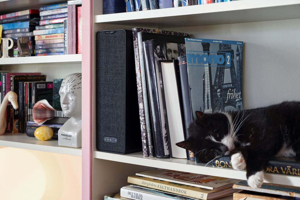 Детото на IKEA и Sonos - SYMFONISK е пълнокръвен SONOS, който се се управлява с приложението на американската компания, като всички функционалности на оригиналния продукт са вписани отлично в дизайн концепцията на IKEA.
<br><br>
SONOS/SYMFONISK работи с над 100 стрийминг услуги към момента, включително с гласовите асистенти Alexa, Google Assistant и Siri (през приложение на Apple).
<br><br>
Качеството на звука е топ класа за системи от този тип.