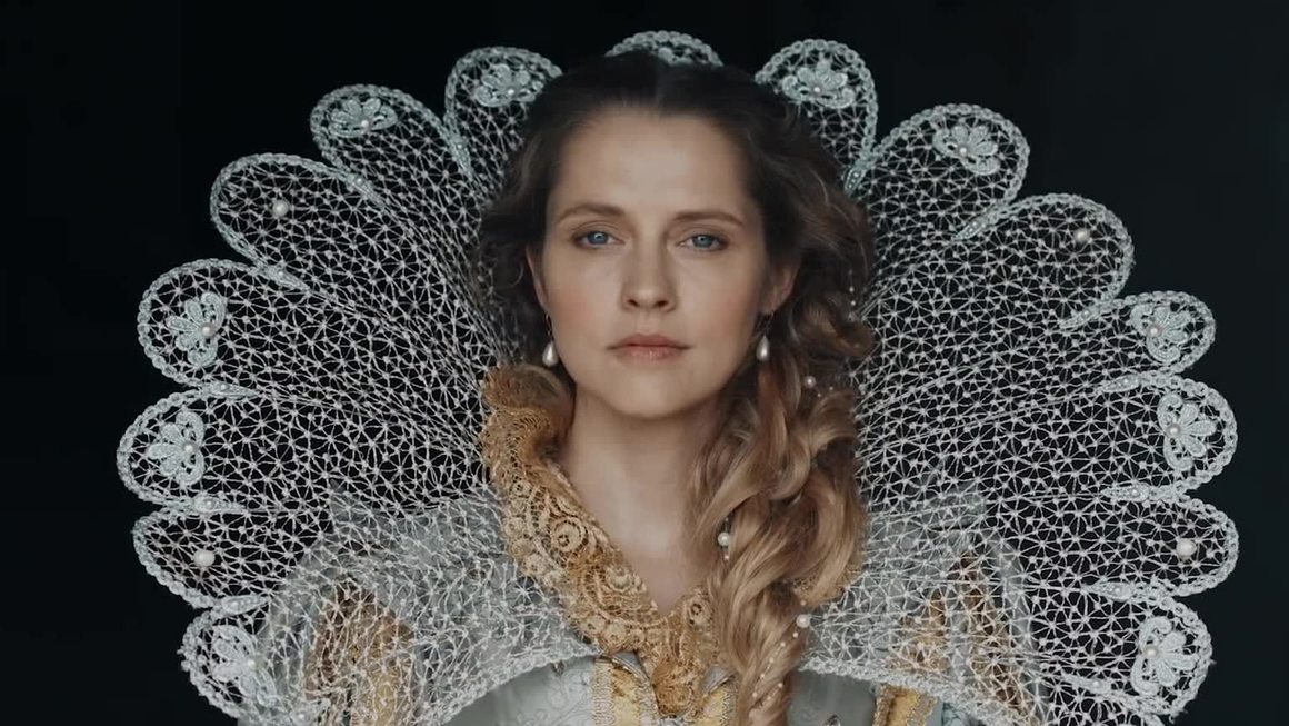 <br><br>
<b>"Аз, вещицата"</b> - сезон 2 - всички епизоди вече са достъпни в HBO Go
<br><br>
Една приказна история ще се завърне в стрийминг платформата на HBO на 8 януари. Британският сериал е създаден по литературната трилогия на Дебора Харкнес ("Аз, вещицата"), а първият му сезон стана един от най-гледаните драми в Англия през 2018. Териза Палмър и Матю Гуд са в главните роли на изследователите от Оксфорд Даяна Бишъп и Матю Клермонт. И двамата крият нещо за себе си - тя има способностите на вещица, а той е вампир. Въпреки че предците им враждуват от столетия, Даяна и Матю се обединяват, за да разкрият истината за миналото на магическите същества. Този път двамата ще се върнат обратно в 16 век в епохата на кралица Елизабет I, за да намерят загадъчната „Книга на живота“