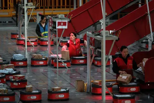 Китайски компании наемат десетки хиляди хора, загубили работата си