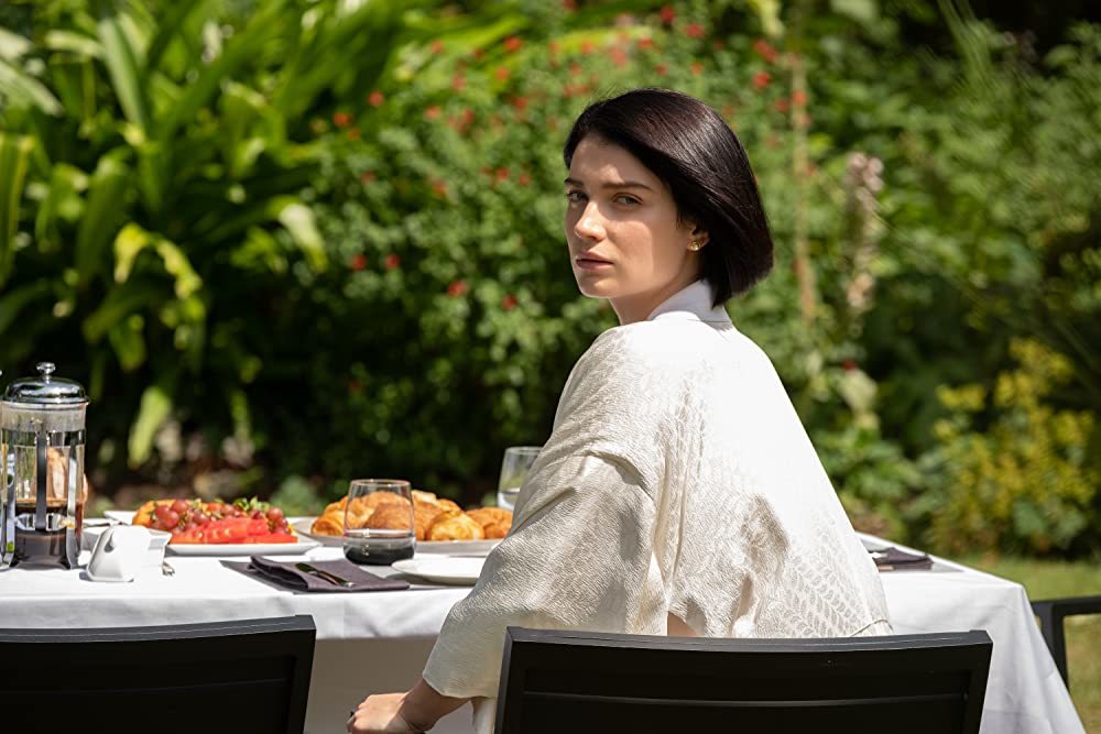 <br><br>
<b>Behind Her Eyes - Netflix</b>
<br><br>
Минисериалът на Netflix разказва историята на млада самотна майка, която се забърква в любовна афера със своя бъдещ работодател след случайна среща в бар. Съдбата я запознава и с Адел - съпругата на нейния любовник, която има отчаяна нужда от приятелско рамо. Постепенно фасадата на идеалния брак се разпада, докато отношенията в любовния триъгълник стават все по-сложни. В главните роли ще видим Симона Браун, Том Бейтман ( Murder on the Orient Express), и Ийв Хюсън - дъщерята на Боно, която дебютира силно в The Knick.