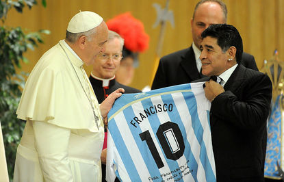 Футболният фен папа Франциск: Марадона беше велик шампион, но и крехък човек