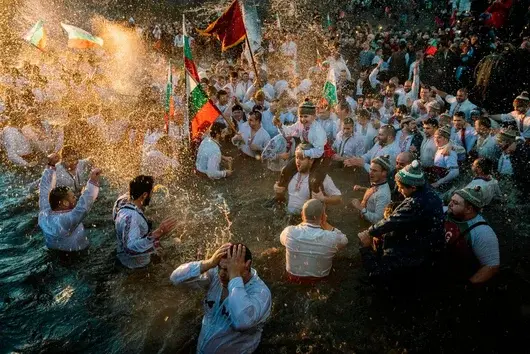 Мъжкото хоро, шопската салата и богатството на народите