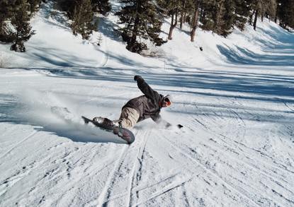 Спасителните служби предупреждават за опасност в Пирин - лавина едва не затрупа сноубордист