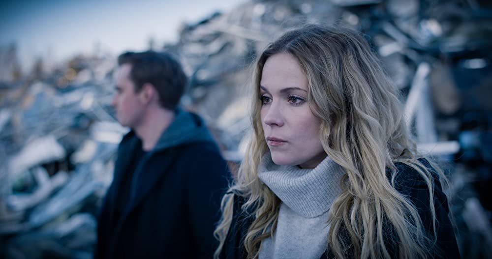 <br><br>
<strong>Deadwind / Karppi - Финландия (2018-2020), Netflix </strong>
<br><br>
София Карпи е детектив от отдел "Убийства" и майка на две деца, която се опитва да се върне на работа след внезапната смърт на своя съпруг. Първото й привидно рутинно разследване я води към следите на мащабна финансова афера, свързана с ключов строителен проект. В екипа й попада начинаещия полицай Сакари Нурми (притежател на забележително 25-годишно BMW E31 8). Личното трагично минало и интригуващият криминален сюжет правят Deadwind един от най-интересните нови сериали, произведени във Финландия.