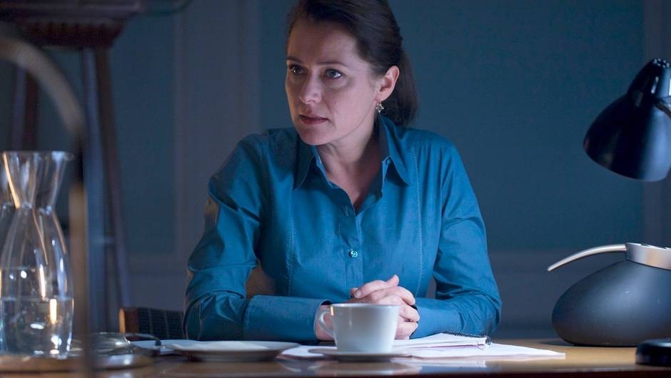 <br><br>
<strong>Borgen - Дания (2010-2013), Netflix </strong>
<br><br>
Политическата драма от Дания показва историята на първата жена - министър-председател на страната. Дали животът имитира изкуството или не? Главната героиня в сериала е създадена по образа на Хеле Торнинг-Шмит (управлявала от 2011 до 2015 г.), но Borgen излиза още преди тя да е спечелила позицията си. Трите сезона проследяват кариерата на Биргите Ниборг през трудния й пробив, балансирането на парламентарните сили и налагането на прогресивни реформи, през медийния натикс, неизбежното разклащане на доверието заради натрупващите се компромиси и отражението на политиката върху личния й живот.