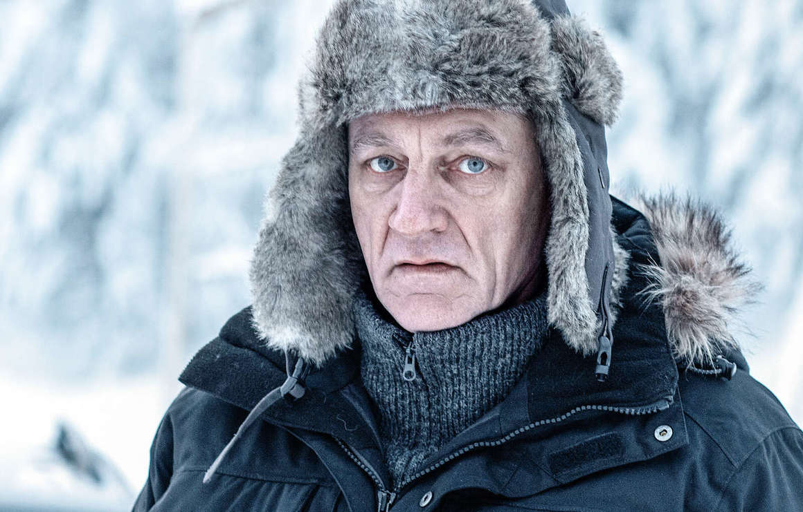 <br><br>
<strong>Bordertown / Sorjonen - Финландия (2016 - ), Netflix </strong>
<br><br>
Инспектор Кари Сорьонен е един от най-уважаваните и успешни следователи във Финландия, но болестта на съпругата му го кара да се оттегли със семейството си в малко градче близо до границата с Русия. Сорьонен страда от синдрома на Аспергер, но състоянието му помага да вниква в детайли от разследванията, които другите не виждат. Докато Кари търси виновника за серийните убийства в Лапенранта, открива, че убиецът е свързан със собственото му семейство.