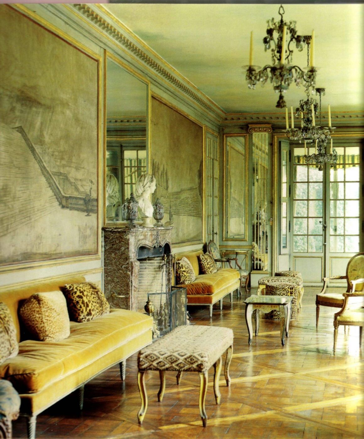 Елси де Улф е първата жена - професионален архитект в САЩ. Заедно с две свои приятелки Елизабет Марбъри и Ан Трейси тя купува Вила Трианон във Версай през 1903 г. и я обзавежда по свой дизайн. 