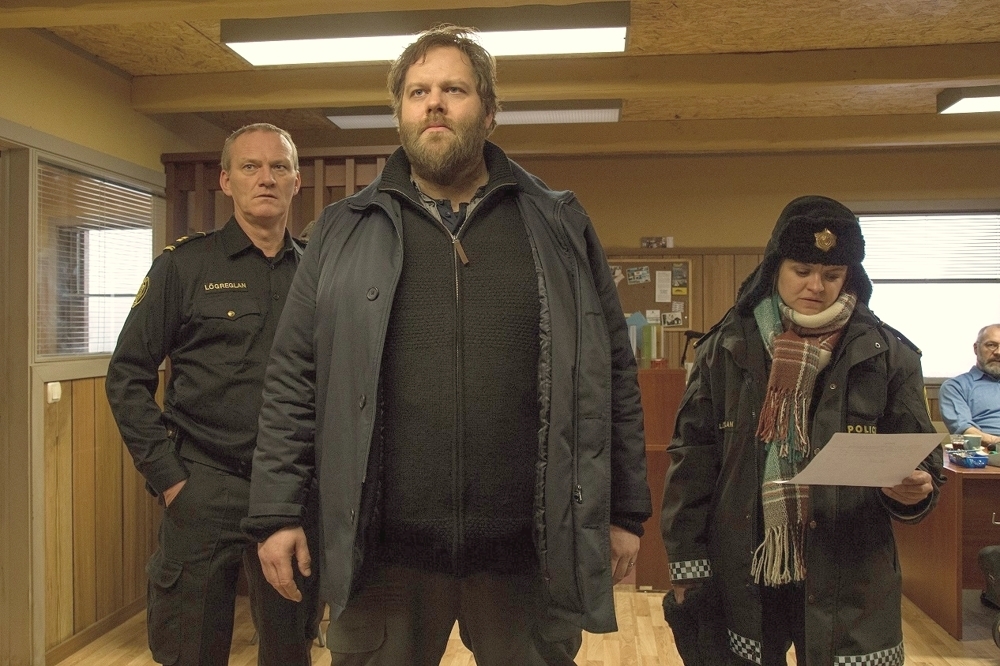 <br><br>
<strong>Trapped / Ofaerd - Исландия (2016 - ), Netflix </strong>
<br><br>
Полицаят Андри живее в крайбрежно исландско градче, а личният му живот е пълна каша. Нищо обаче не може да го отклони от внимателното разследване на серия от необичайни престъпления, на които се натъква. Trapped получава много високи оценки както от критиката, така и от зрителите заради мрачната си и изкусно заплетена история, в която напрежението започва да се покачва от първия момент.