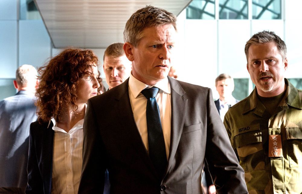<br><br>
<strong>Occupied / Okkupert - Норвегия (2015 - ), Netflix </strong>
<br><br>
Създаден по идея на писателя Ю Несбьо, сериалът представлява интригуваща политическа антиутопия, в която Норвегия решава да прекрати изцяло добива си на петрол, след като открива нова чиста технология за снабдяване с енергия. В сюжета на Okkupert този еко-идеализъм поставя началото на истински кошмар. Европа изпада в криза, което подтиква лидерите на континента да поискат помощ от Русия. Москва отговаря с окупация на Норвегия и отвличане на премиера на страната Йеспер Берг. Формално, правителството му остава на власт, а военното присъствие на руснаците се представя за доброволно сътрудничество. Нищо обаче вече не е същото, сред норвежците се надига скрита съпротива. Интригите и предателствата разкъсват както политическия елит, така и службите за сигурност. Геополитиката изглежда едновременно абсурдна и плашещо реалистична. Историята е разказана и през личните преживявания на обикновени хора - охранител, журналист, собственичка на ресторант - чиито съдби се преплитат в разгара на държавната криза.