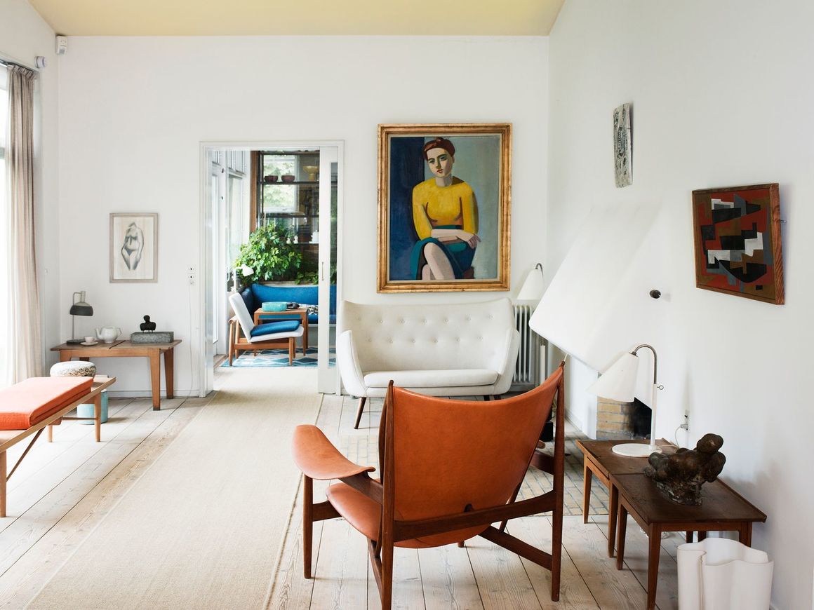 Високи прозорци, дъсчени подове, мебели за веранда във вътрешността на дома и произведения на изкуството по стените: интериорът в дома на Фин Юл в Копенхаген от 1941 г. продължава да се приема за един от първите примери за "скандинавския дизайн" в жилищното обзавеждане. 