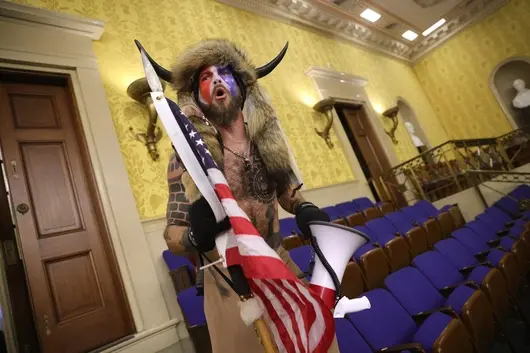 Шаманът на QAnon: Кой е човекът с рогата от бунта в Капитолия