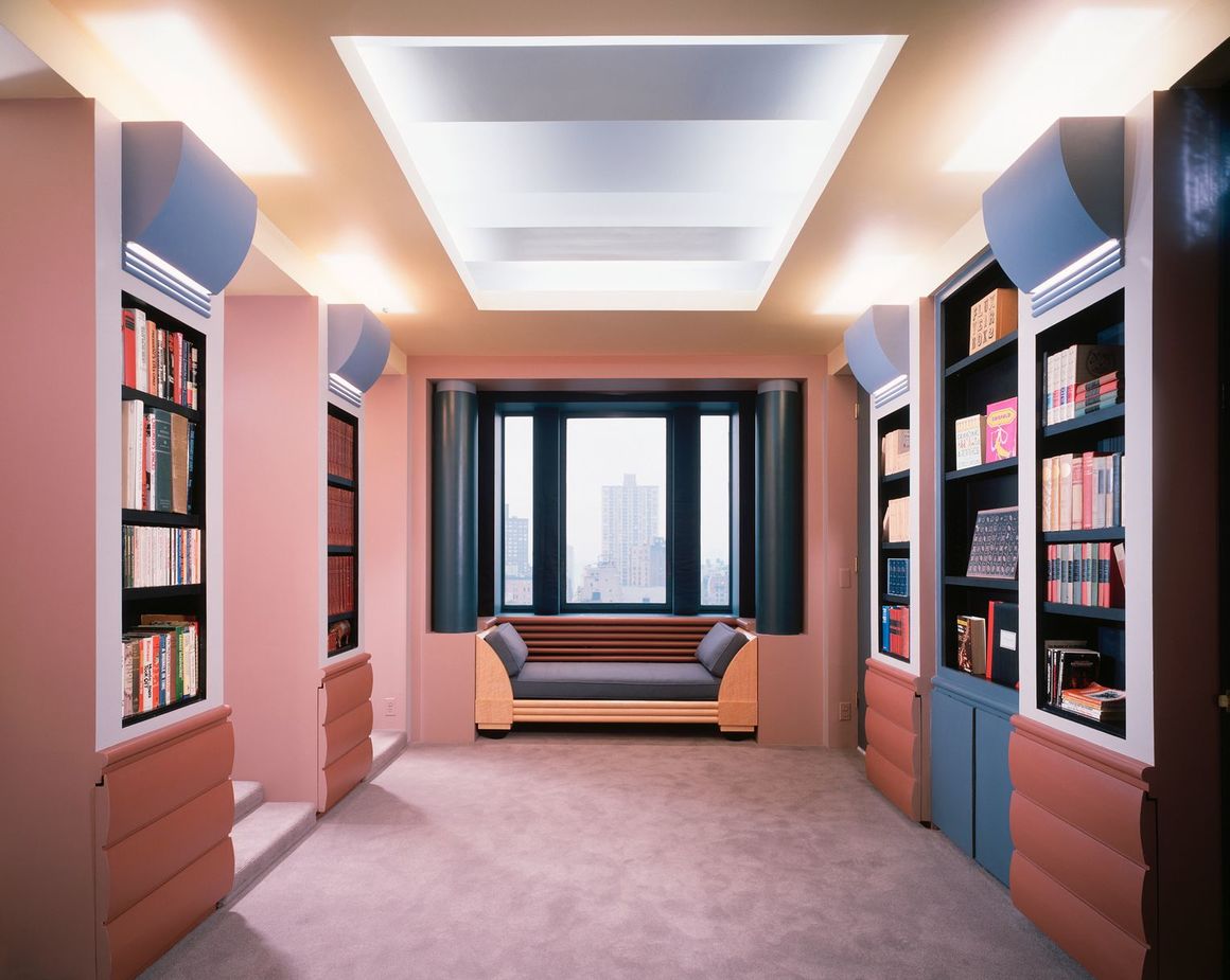 
През 1979 г. Сюзан и Джон Райнхолд възлагат на архитекта Майкъл Грейвс задачата да създаде проект за библиотеката и детската стая в апартамента им в Ню Йорк. Резултатът е един от малкото запазени примери за постмодерния интериорен дизайн в САЩ. 
