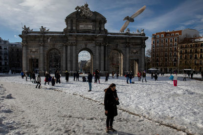 Мадрид се възстановява след невиждан сняг