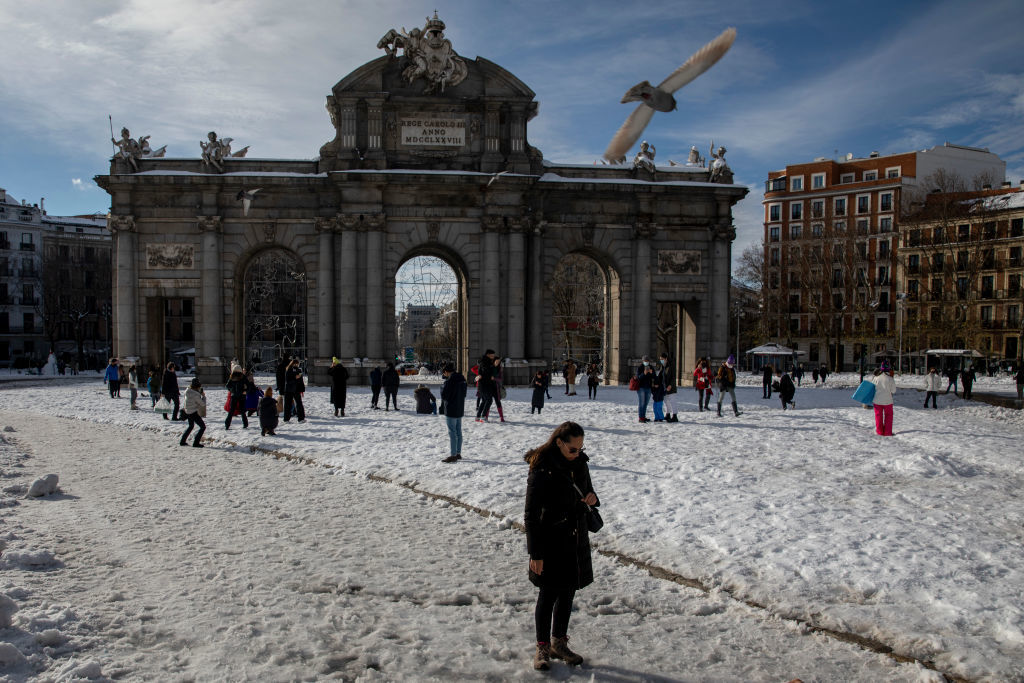 Снежна буря, наречена Филомена, блокира испанската столица.  Стотици полети бяха отменени. Много пътища останаха непроходими. В неделния ден испанците бавно се завръщаха към нормалния живот. 