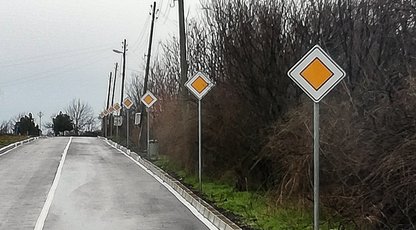14 еднакви знака за отсечка от 300 m по европроект: Път с предимство към гробищата