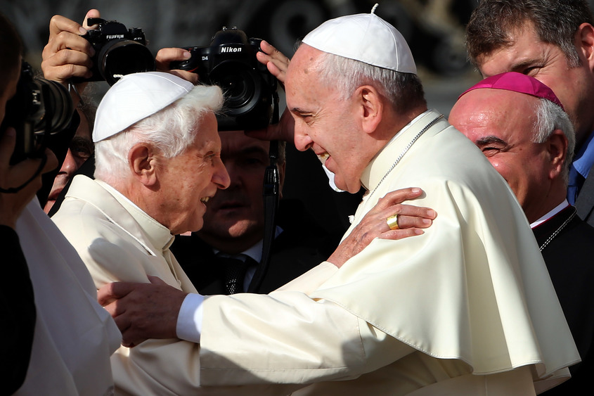 Двамата папи Франциск и Бенедикт XVI се ваксинираха срещу Covid 