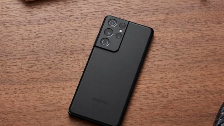 Със S20 миналата година Samsung представи нова дизайнерска линия, която продължава и в S21. Най-забележимата промяна е модулът на камерата на гърба: В Galaxy S21 Samsung пак ползва тройната камера като светофар, която има и предшественикът му, но модулът с лещите прелива в рамката на телефона, а цветният контраст го прави да изглежда по-елегантен. <br><br> Galaxy S21 се предлага и с матов пластмасов гръб, в зависимост от модела - добра новина за всички, които имат проблем с пръстовите отпечатъци. <br><br>Както при S20, вече няма жак за слушалки - това също обяснява защо Samsung сега представя пореден нов модел Bluetooth.