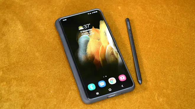 На 14 януари Samsung представи три нови модела телефони - Galaxy S21, Galaxy S21+ и Galaxy S21 Ultra. Заедно с тях премиера имаха и слушалките Galaxy Buds Pro.
<br><br>
Както подобава на топ модел, Galaxy S21 е добре оборудван - и в трите модела компанията използва новия си чип Exynos 2100 като процесор , който стандартно работи с новия клетъчен стандарт 5G.
<br><br>
Телефонът ще може да се ползва със стилуса S Pen, който обаче се предлага отделно.
<br><br>
Сензорът за пръстови отпечатъци отново е интегриран директно в екрана, моделите са водоустойчиви и прахоустойчиви, а мястото за съхранение започва от 128 гигабайта, но вече не може да се разширява с помощта на SD карта. Възможно е обаче да се използва втора SIM карта. Операционната система е Android 11 с интерфейса One UI на Samsung.