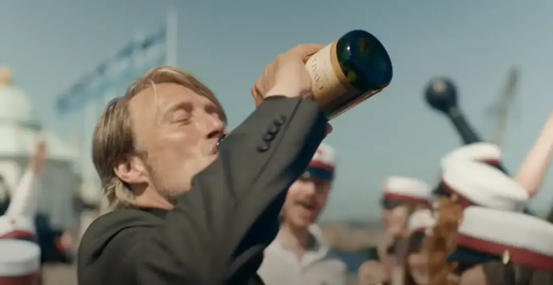 "Another Round" с Мадс Микелсен: Комедия за алкохола или драма за живота