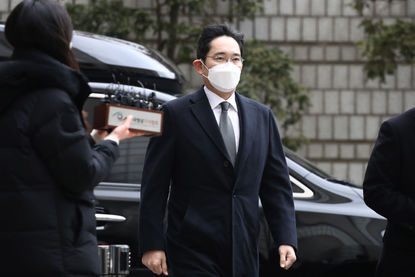 Наследникът на Samsung, който подкупи бившия президент на Южна Корея, е осъден на 2,5 г. затвор