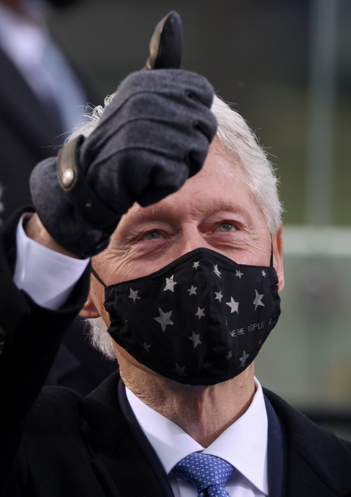 <p>Бил Клинтън носи маска на звезди с надпис "We the People" (първите думи от преамбюла на американската конституция)</p>