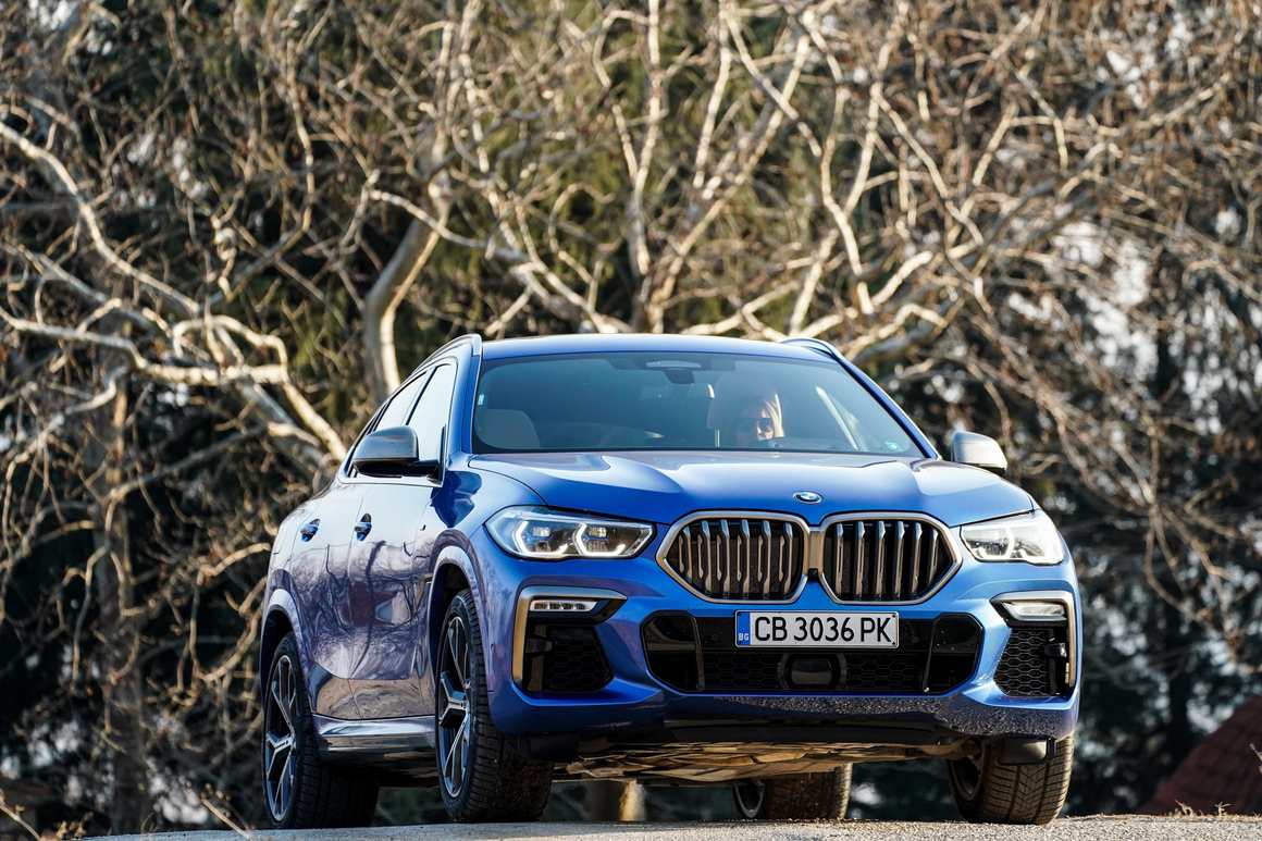 Моделите BMW X6 M50i и BMW X6 M50d серийно се оборудват с 21-инчови алуминиеви джанти.