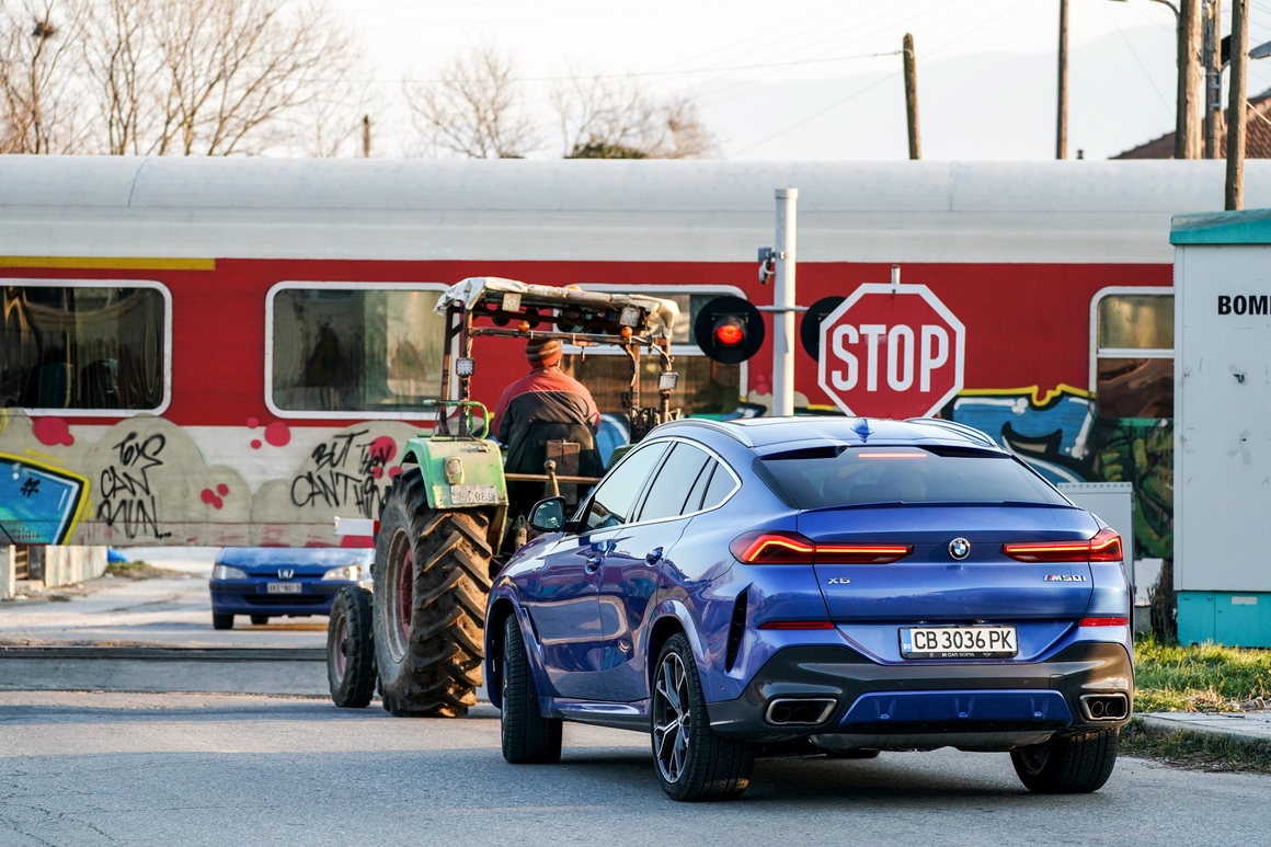 При BMW X6 пъргавото и гъвкаво поведение на пътя на Sports Activity Vehicle са съчетани с изразителната естетика на купе.