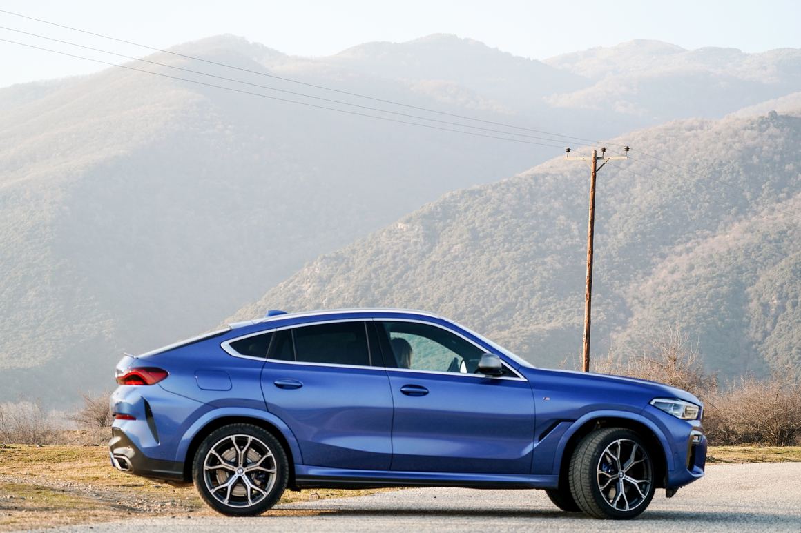 BMW X6 M50i е BMW M модел на върха на моделната гама с новоразработен V8 бензинов двигател с мощност 390 кВт/ 530 к.с. 