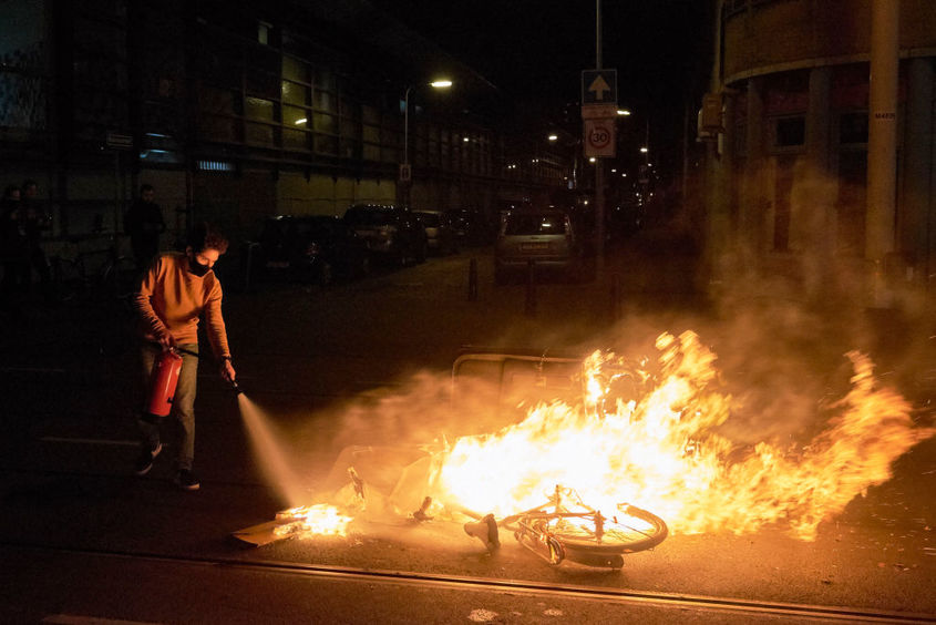 "Най-лошият бунт от 40 години": В Нидерландия подпалват автомобили и ограбват магазини заради Covid-мерките